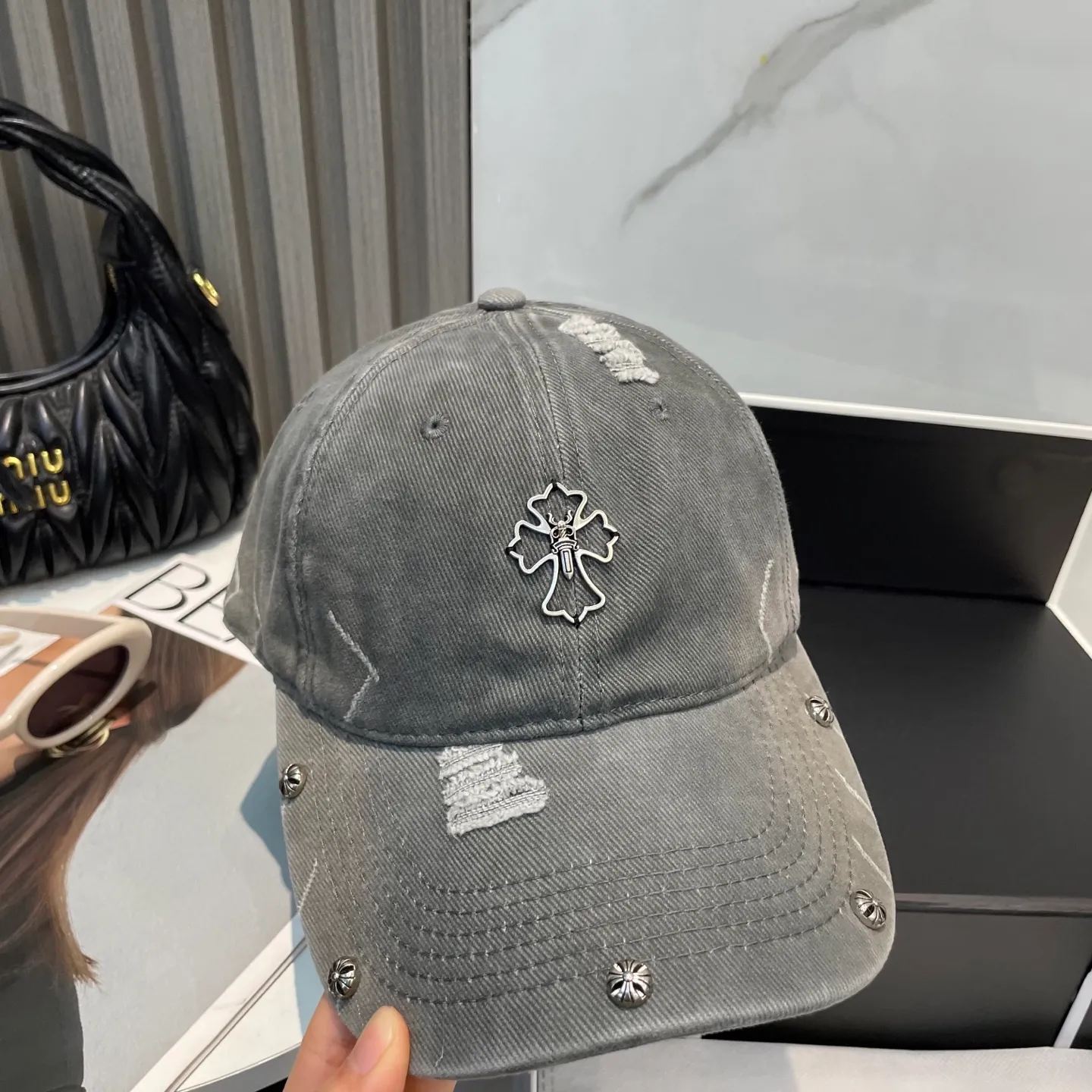 P80 Crow Heart 🆕🆕25 new baseball cap, personalized fashionable classic cross logo, casual with a cool feeling, unisex style, same style for men and women! Very easy to match! Head circumference: 56-58cm is available